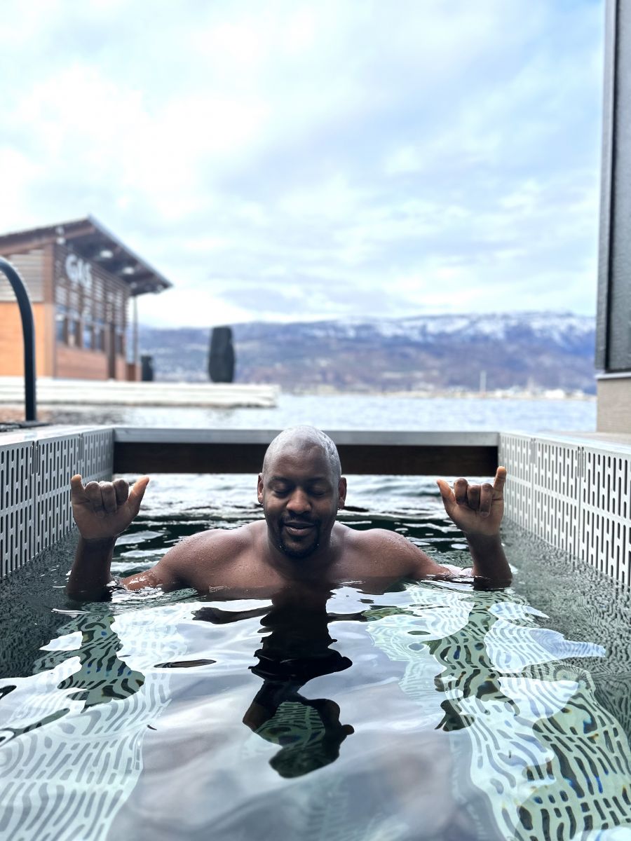 </who>A dip in the outdoor plunge pool (which is really Okanagan Lake) is recommended between sauna sessions.