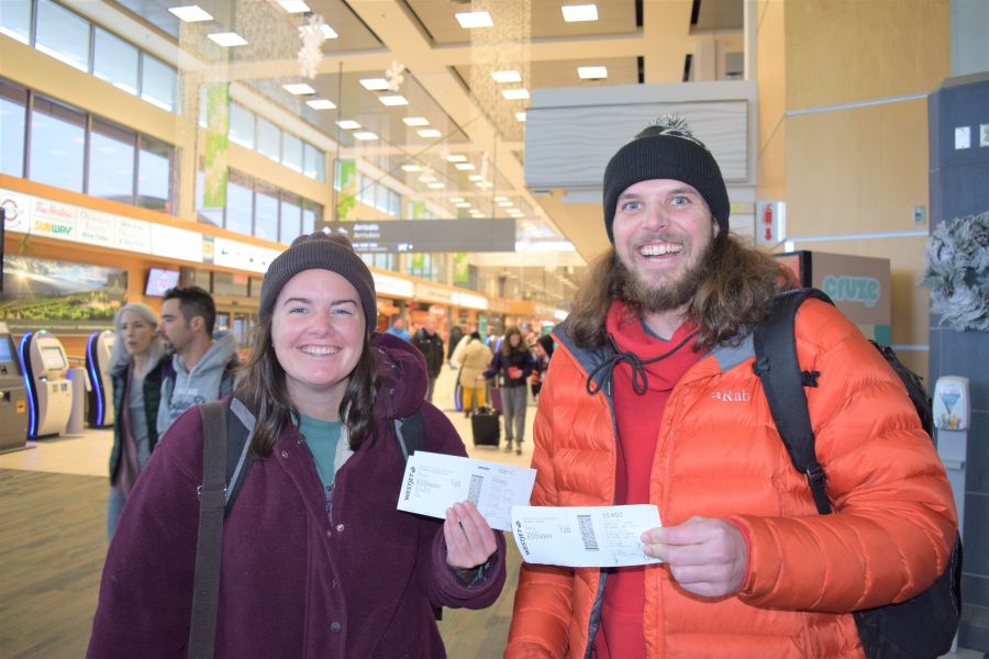 </who>Maris Fraser and Scott Bennett are hoping to fly from Kelowna to Calgary and onto Ottawa today for Christmas.