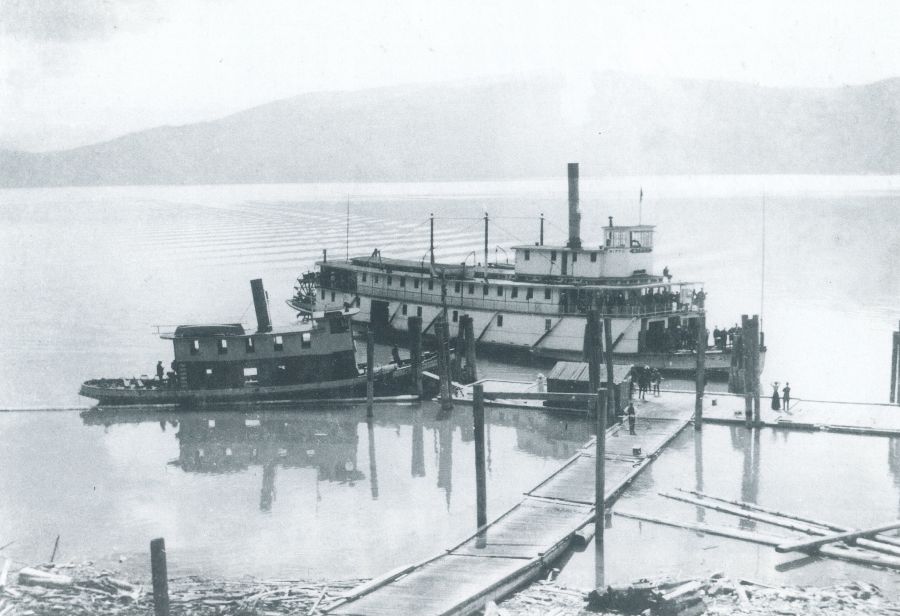 <who>Photo Credit: Halcyon; the Captain's Paradise - A history of Halcyon Hot Springs</who>The Minto at the Halcyon wharf