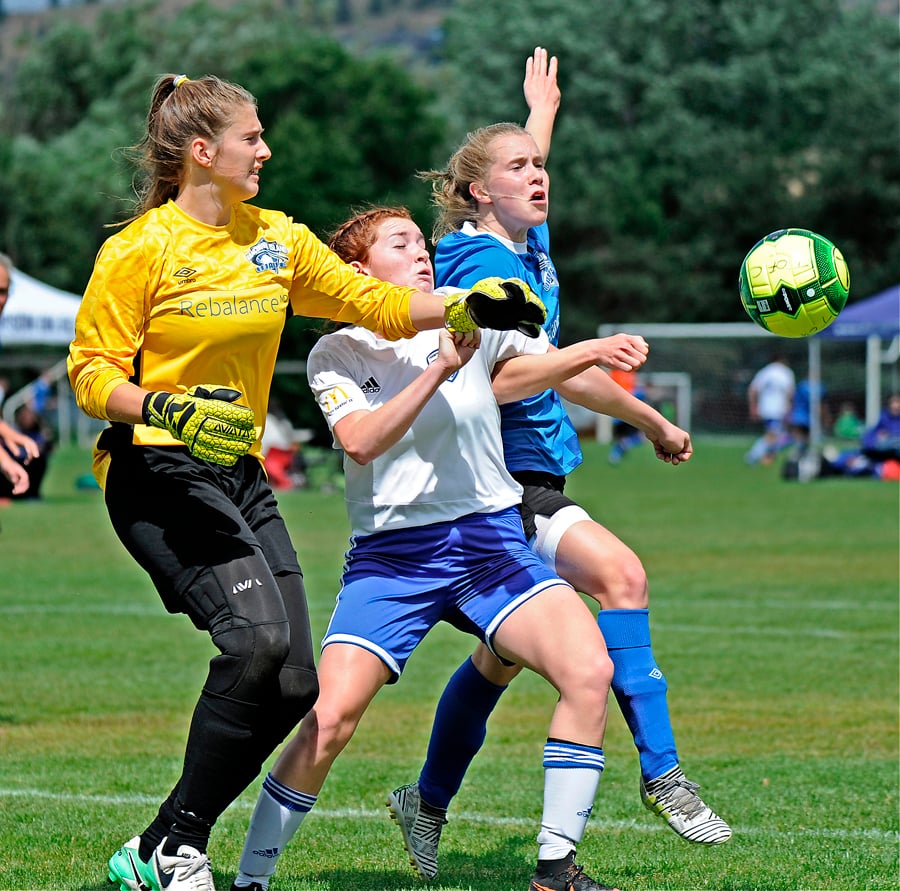<who>Photo Credit: Lorne White/KelownaNow </who>Kiera Howaniec of Kamloops in the thick of the action around the Vancouver Island Wave goal.