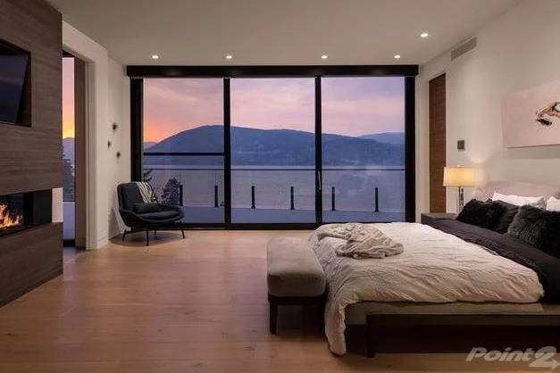 </who>The master bedroom, of course, has a lake view and huge deck.