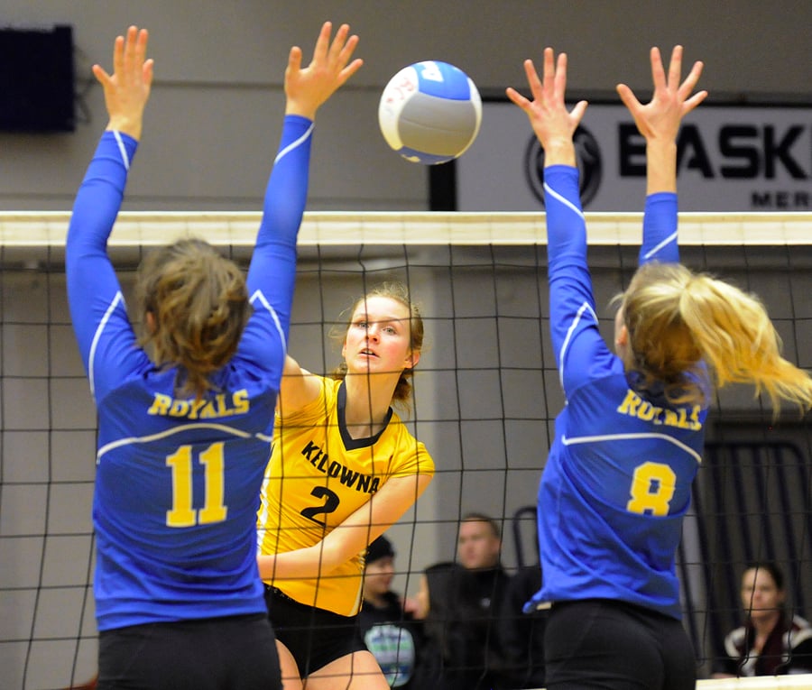 Hannah Greene of the Owls finds a hole in the Handsworth defence.