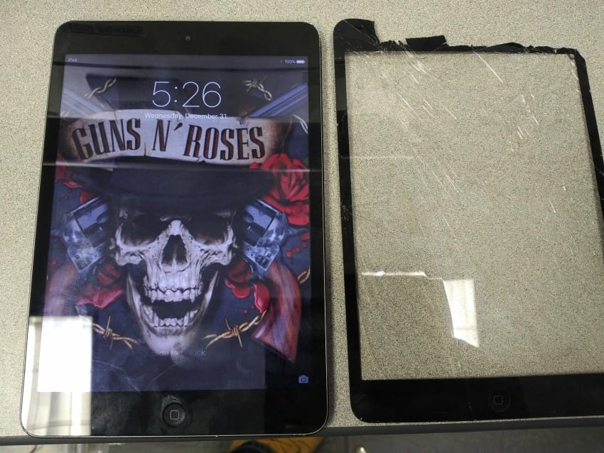 <who> Photo Credit: Kelowna Cell Repair. </who> The iPad screen before and after being fixed. 