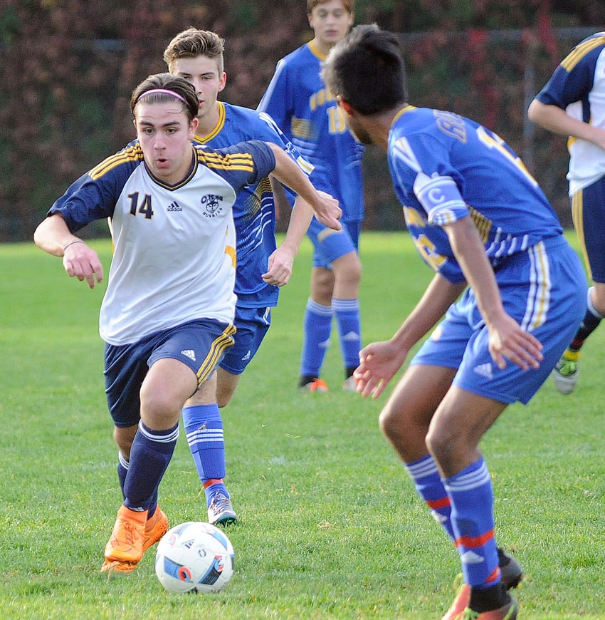 <who>Photo Credit: Lorne White/KelownaNow </who>Andres Merinero-Molina of the OKM Huskies speeds through the midfield, putting pressure on the Voodoos.