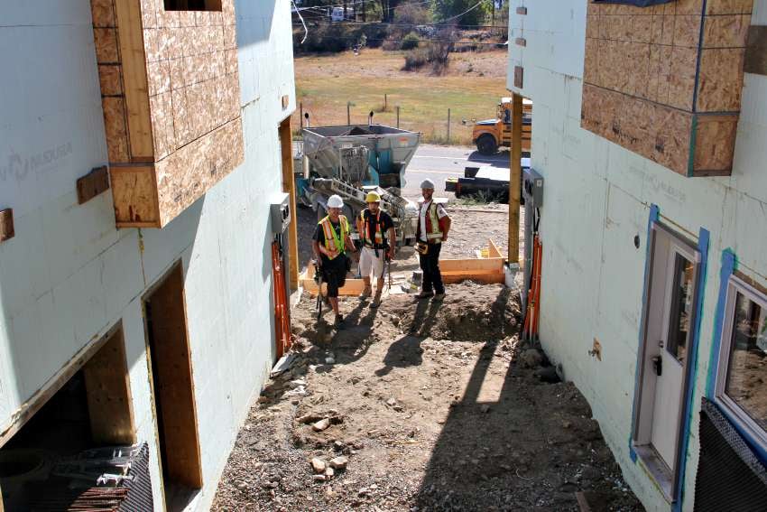 Builders and students working together on the project in Peachland (Photo Credit: KelownaNow.com)