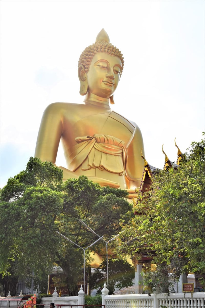 </who>The giant gold Buddha at Wat Paknam Phasi Charoen.