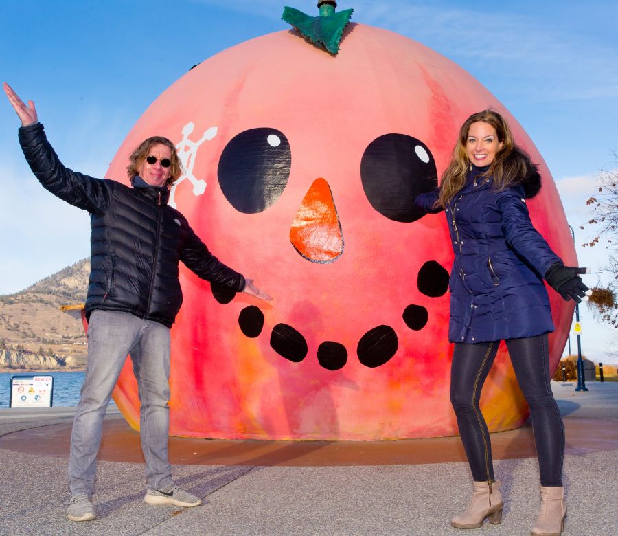 <who>Photo Credit: NowMedia</who> Artist Johann Wessels and Diana Strling pose in front of a new Peach facade