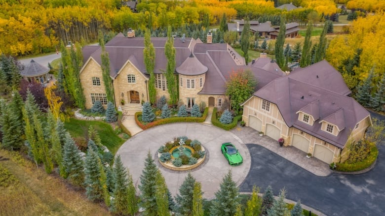 </who>This 17,500-square-foot estate outside Calgary sold at auction last year for $5.88 million, making it the biggest single-family home sale of the year in Alberta. A similar mansion in the Okanagan would go for double the price.