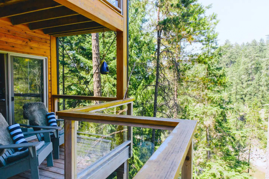 <who> Photo Credit: AirBnb </who> Patio at the Secret Cove Treehouse.