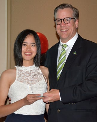 <who>Photo Credit: CCAA Photo </who>Carolyn Lee of UBCO, presented with her All-Canadian <br>award at the CCAA banquet earlier this week, leads <br>the national tournament by five strokes..