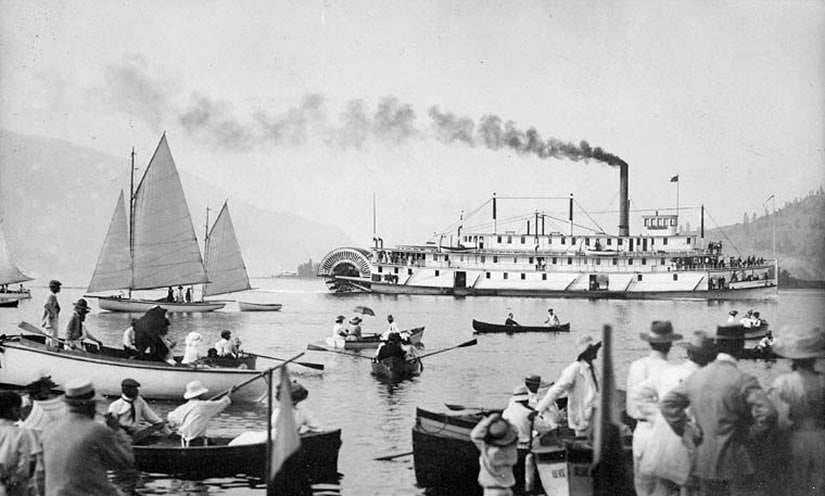 <who>Photo Credit: Old Kelowna/delcampe.net</who>The first "water" Kelowna Regatta was held in 1906, attracting crowds of attendees down to the waterfront to witness a number of boating events. The Kelowna Regatta quickly became a huge success and an annual event that strengthened Kelowna's tourism industry. (Circa 1910)