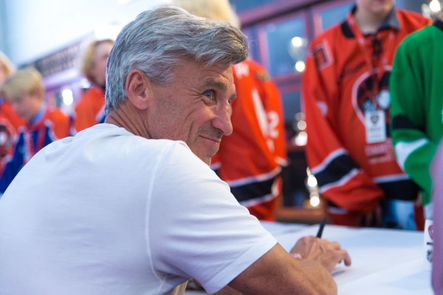 <who>Photo Credit: NowMedia</who> Geoff Courtnall at the autograph table