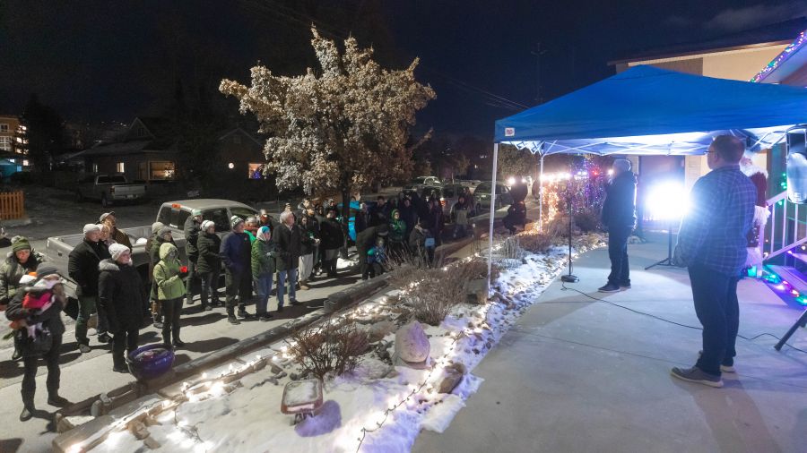 <who>Photo Credit: NowMedia/Gord Goble</who> Guests cram the sidewalk for the Light Up