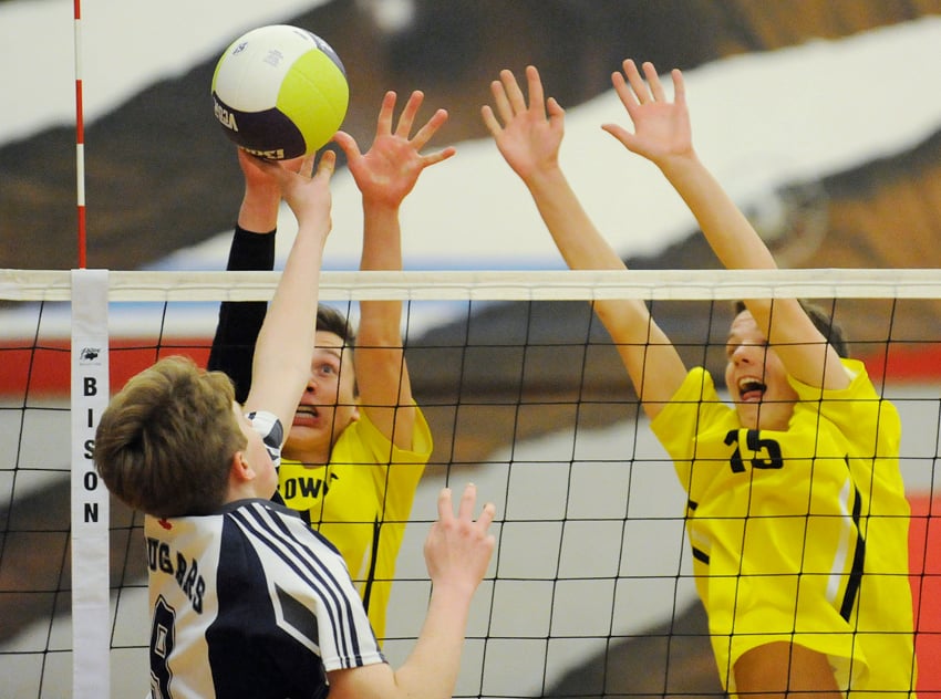<who>Photo Credit: Lorne White/KelownaNow </who>Josh Van Dam, left, and Tyson Embree of the Owls make a stop on an attempted tip by College Heights.