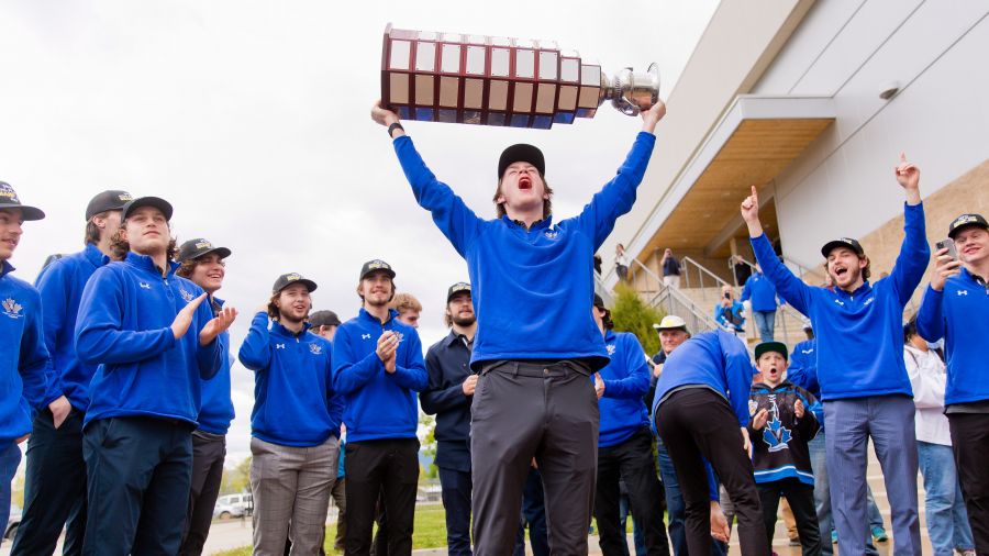 <who>Photo Credit: NowMedia/Gord Goble</who> The Vees arrive home with Cup in May of 2022