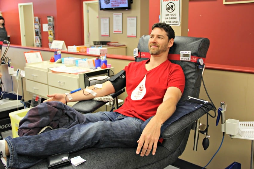 <who> Photo Credit: KelownaNow.com </who> Sean Glendinning from the Kelowna Jaycees donating blood.