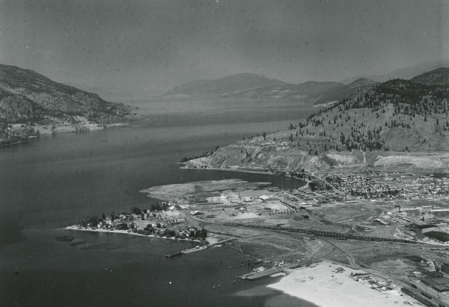 <who> Photo credit: Okanagan Special Collections OSC ARC 02 001 010c 007 </who> Aerial view, facing north, of Kelowna and Okanagan Lake including Knox Mountain, circa 1958.
