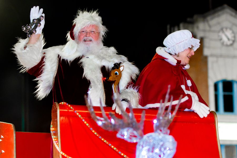 <who>Photo Credit: NowMedia</who> Scene from 2018 Santa Claus Parade