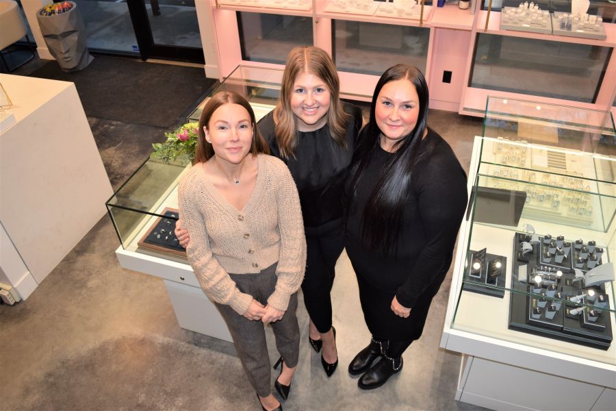 </who>Perrara is a family affair. Lisa Maloney, right, it the owner and her two nieces are personal jewelry consultants -- Sara Shipley, left, and Sabrina Jones.