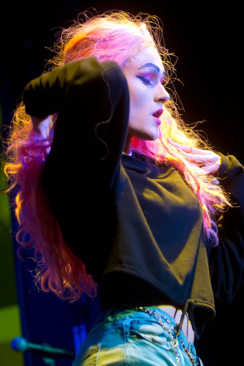 Anya Knees (John Mellart)