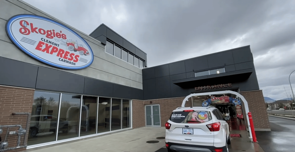 VIDEO: Sydney visits Skogie’s new car wash on Clement
