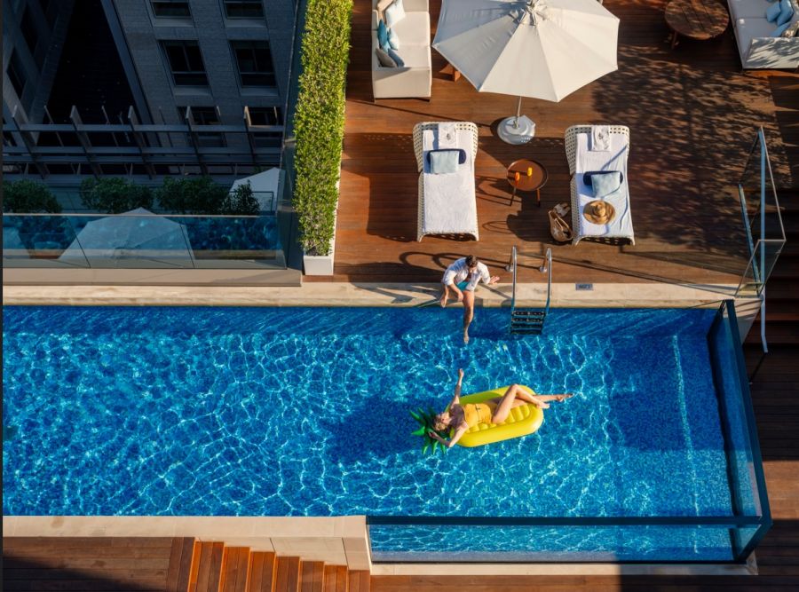 </who>The see-through, rooftop pool at Four Seasons Hotel Dubai International Financial Centre.