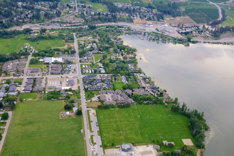 <who> Photo Credit: KelownaNow. </who> The south end of Wood Lake by Turtle Bay Marina in Lake Country.