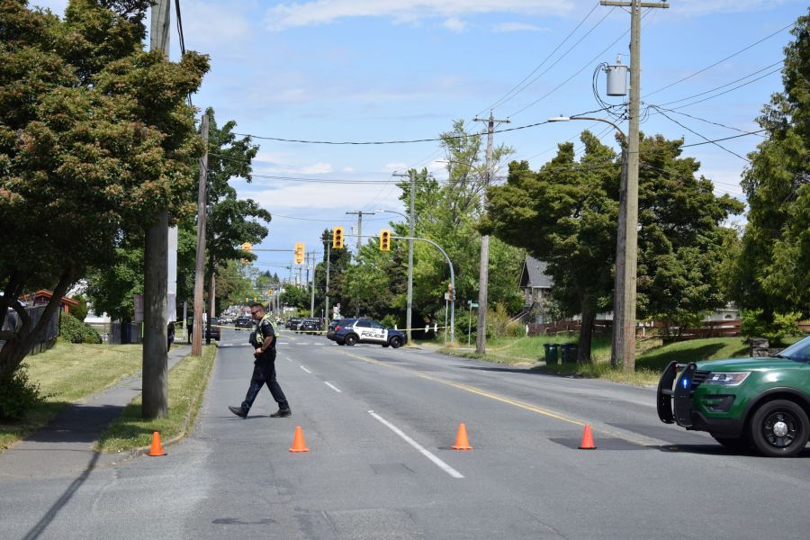 6 police officers shot, 2 suspects killed in armed bank robbery in Saanich
