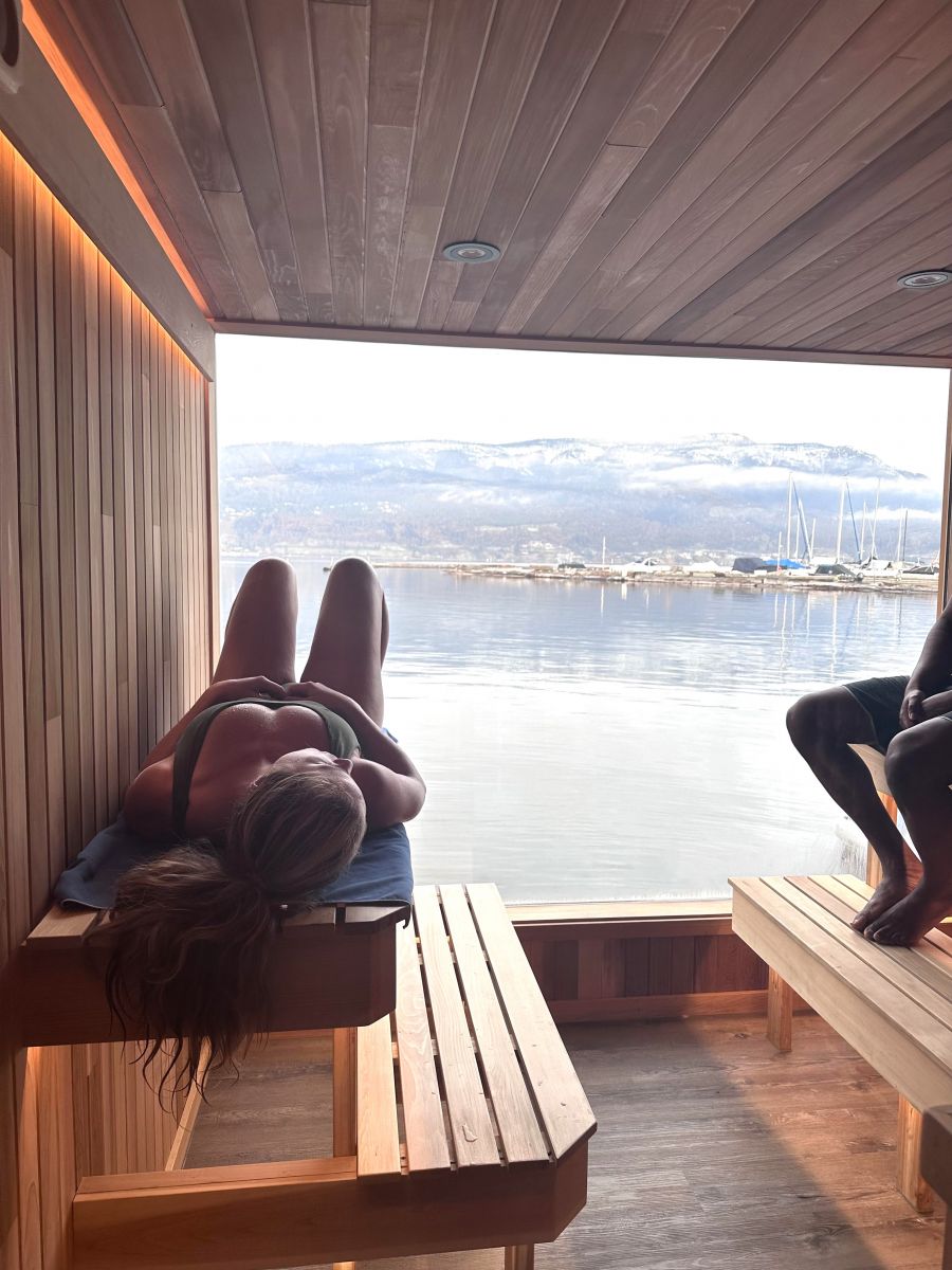</who>The sauna has a glass-wall view to Okanagan Lake.