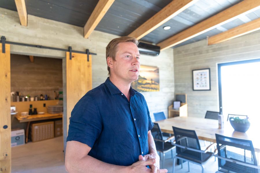<who>Photo Credit: NowMedia/Gord Goble</who> Chatting with GM Craig Pingle at Garnet Valley Ranch Winery