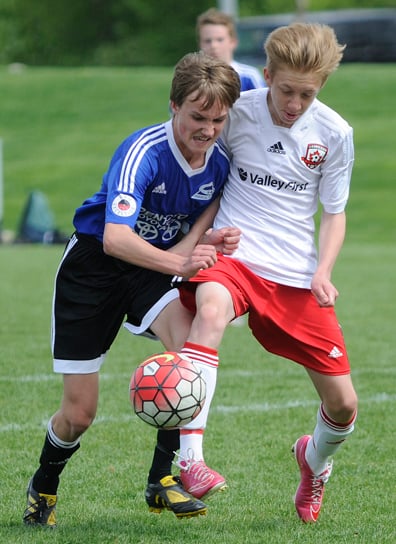 <who>Photo Credit: Lorne White/KelownaNow </who>Ethan Kersche, right, of the Kelowna United U14 boys, goes <br>leg-to-leg in a battle for the ball.