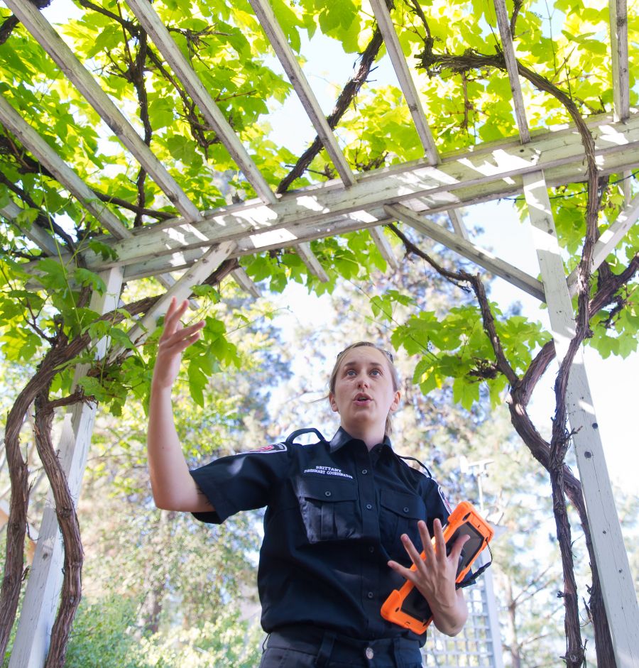 <who>Photo Credit: NowMedia/Gord Goble</who> Penticton FireSmart Coordinator Brittany Seibert asseses a property