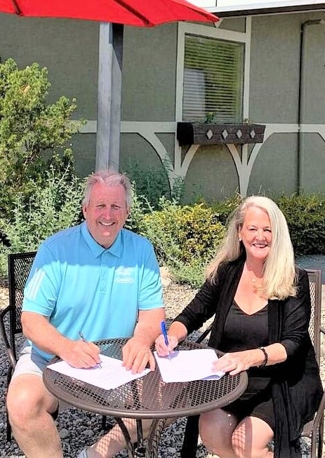 </who>The Thompson Okanagan Tourism Association's new CEO, Ellen Walker-Matthews, is pictured here with the association's chairman, Michael Ballingall of Big White Ski Resort.