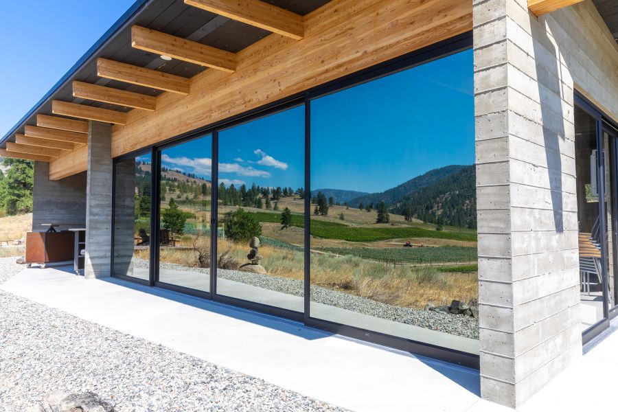 <who>Photo Credit: NowMedia/Gord Goble</who> The "Outlook" tasting room at Garnet Valley Ranch Winery