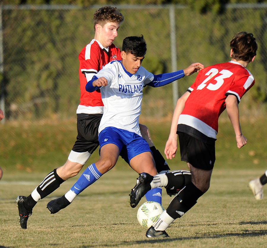 Jayden Boparai tries to find room between a pair of Bears.
