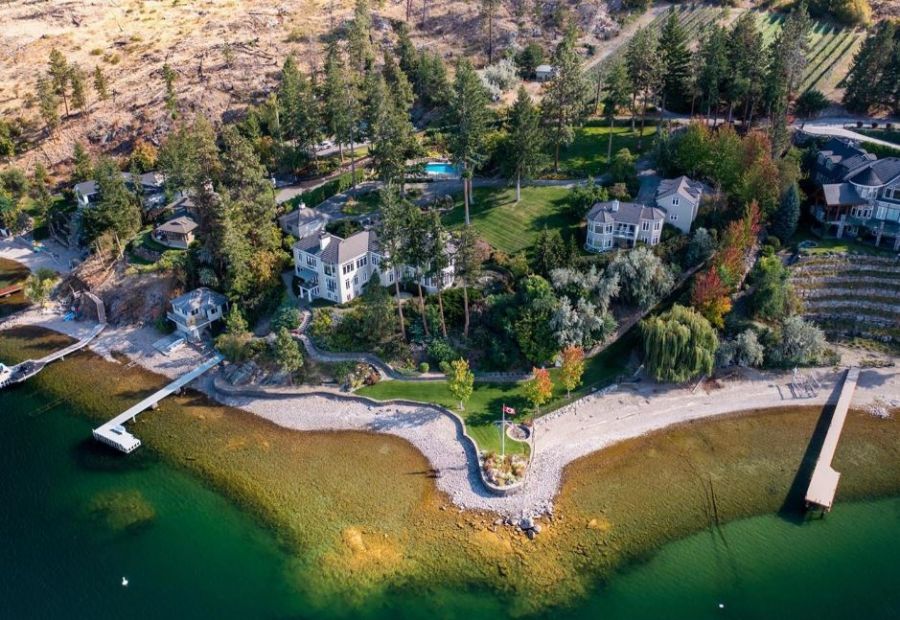 </who>This aerial photo shows the entire 5.4-acre property, complete with main house, cottage boathouse with apartment, pool, beach and vineyard.