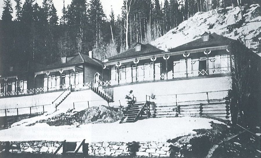 <who>Photo Credit: Halcyon; the Captain's Paradise - A history of Halcyon Hot Springs</who>The cottages