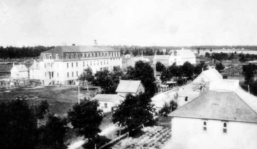 <who> Photo credit: HO-Archives of the Societe historique de Saint-Boniface </who> The residential school of Fort Alexander and surrounding buildings.