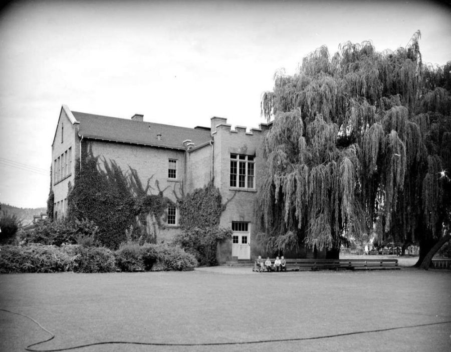<who>Photo Credit: Old Kelowna</who>Glenn Avenue Elementary School (1952)