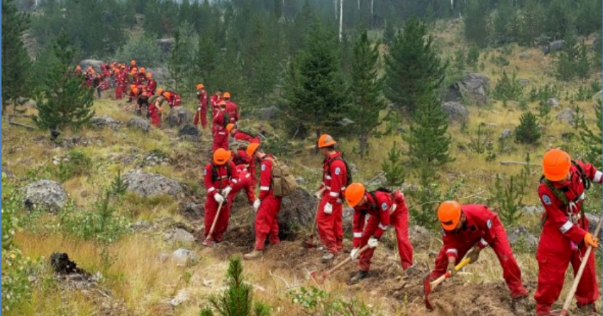 <who> Photo Credit: BCWS</who> Military personnel establishing a control line on Aug. 17