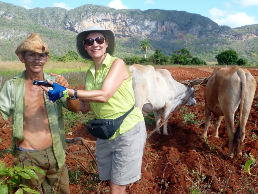 <who>Photo Credit: Contributed </who>Penticton Rotarian and retired optometrist Catharine Goheen is shown handing out a pair of glasses to a farmer in Cuba during a recent mission.