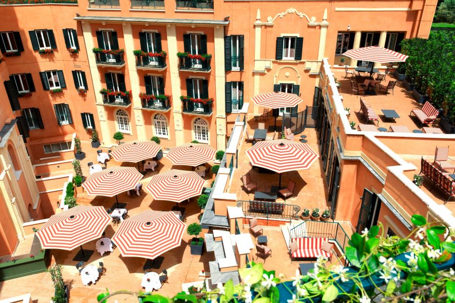 </who>The courtyard of Mosaico restaurant at the Hotel de la Ville.