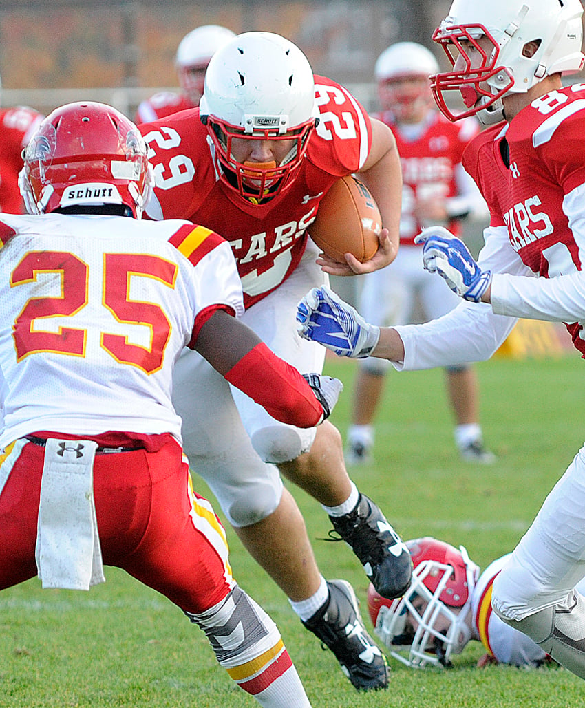 <who>Photo Credit: Lorne White/KelownaNow </who>Caleb Fransen of the Bears runs up the middle for a touchdown in the first half of a 36-35 Boucherie loss to W.J. Mouat.