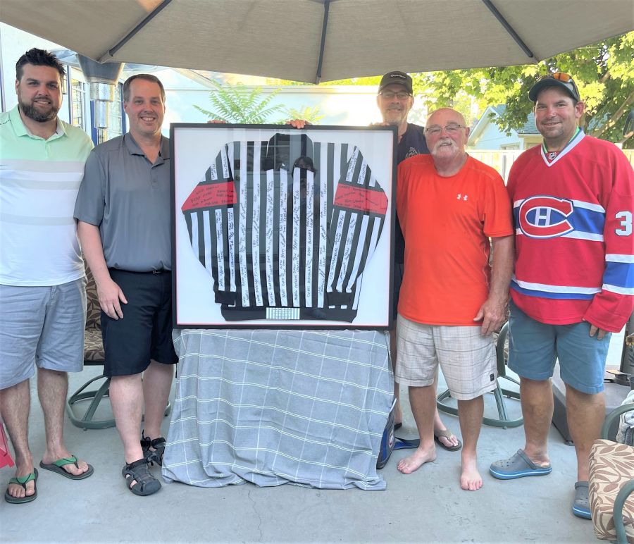 </who>Dave 'Mac' McClellan, second from right, retired this month as a Kelowna Minor Hockey referee after 44 years of service. He's pictured here with the jersey signed by all 90 of the official he worked with in his last year on the job. Also in the photo are Kelowna Minor Hockey officiating committee members Derek Lang, left, Larry Lenarduzzi, Bryce Medd and Darcy Sigfuson. 