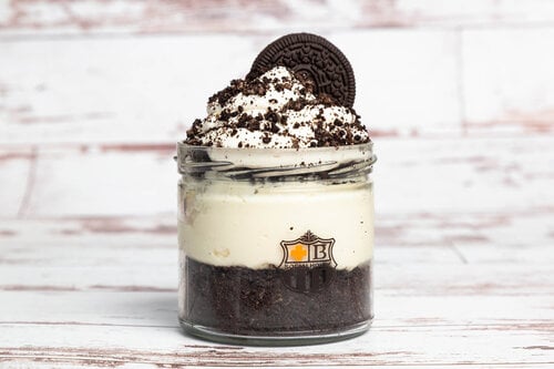 </who>Browns Socialhouse in Kamloops has perfected the Oreo cheesecake jar.