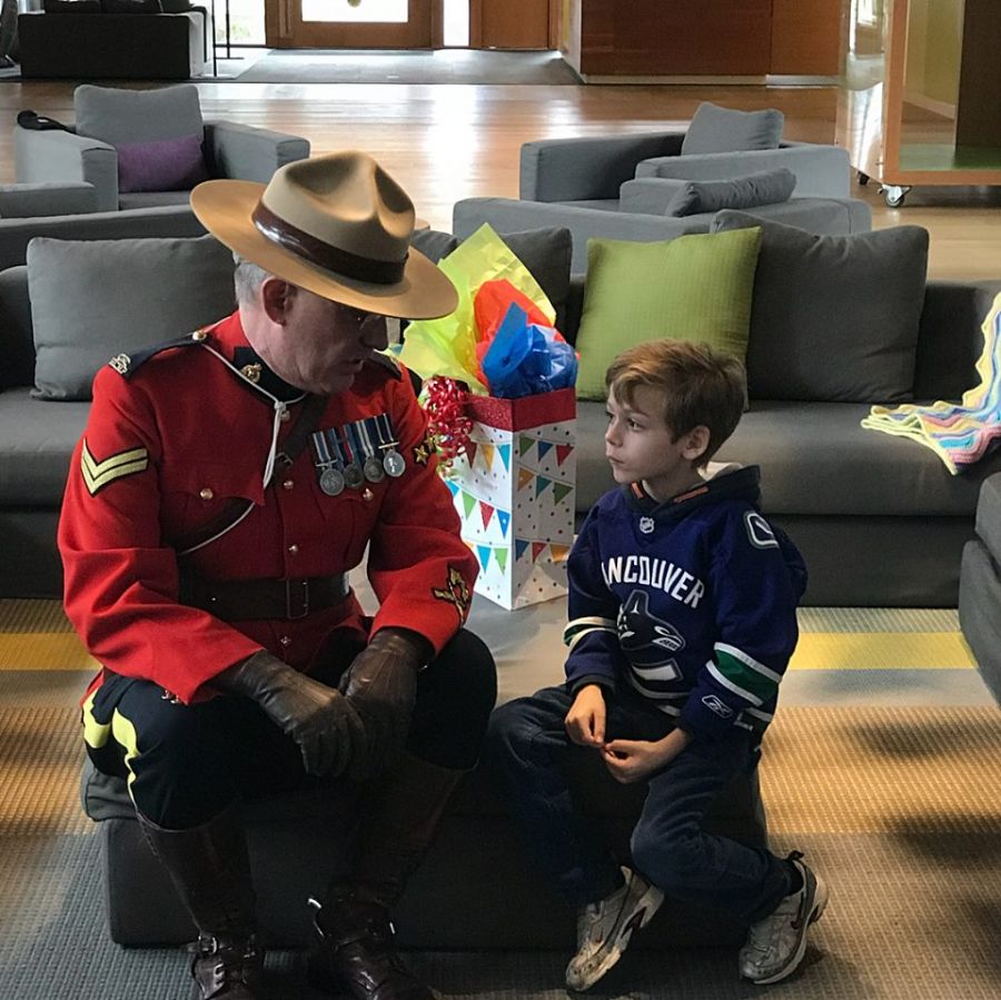 <who>Photo Credit: Facebook Don Moskaluk </who>Penticton RCMP Cpl. Dan Moskaluk paid a visit to Wills Hodgkinson at Ronald McDonald House in Vancouver this past Saturday.