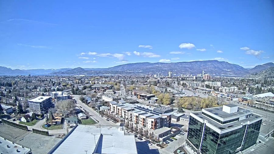 <who> Photo credit: KelownaNow </who> A bright blue sky in Kelowna on Sunday.