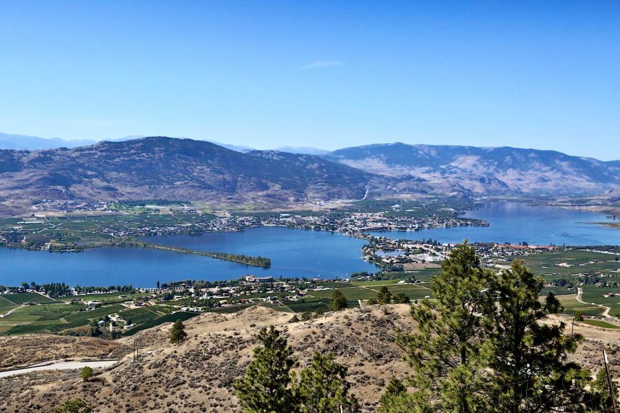 <who> Photo Credit: NowMedia. </who> Osoyoos Lake is a popular tourist stop in the South Okanagan.
