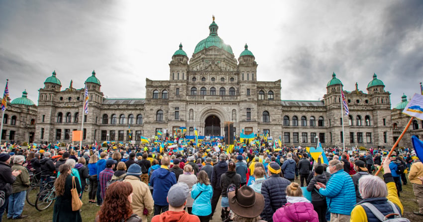 Hundreds gather in front of BC Legislature in show of solidarity with Ukraine