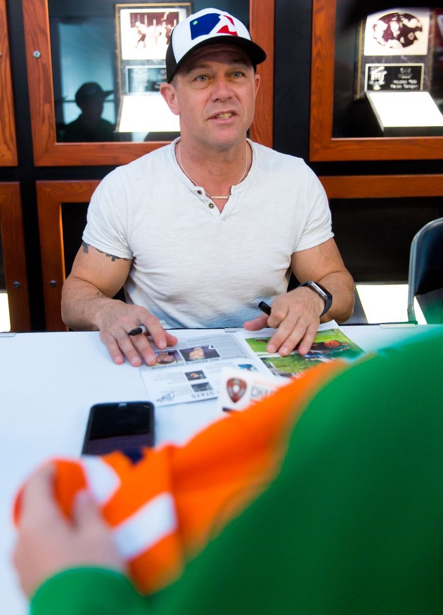 <who>Photo Credit: NowMedia</who> Aaron Pritchett at the autograph table